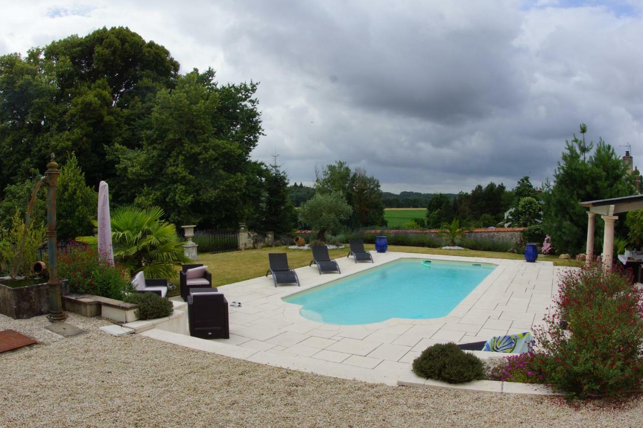 Le Petit Nid Villa Neuille-le-Lierre ภายนอก รูปภาพ